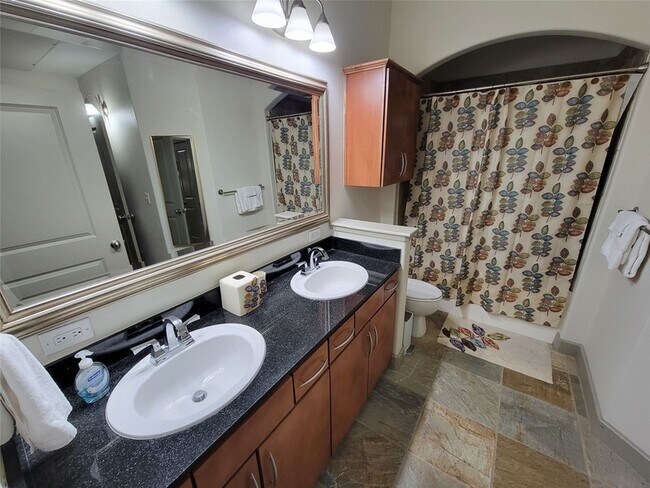 Building Photo - 1901 Post Oak Blvd