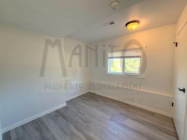 Building Photo - Spacious Nine Mile Home On Acreage