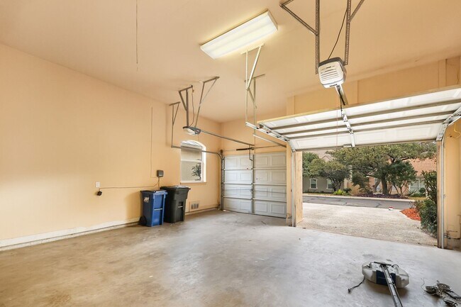 Building Photo - 3 Bedroom/2 Bath Stone Oak Subdivision