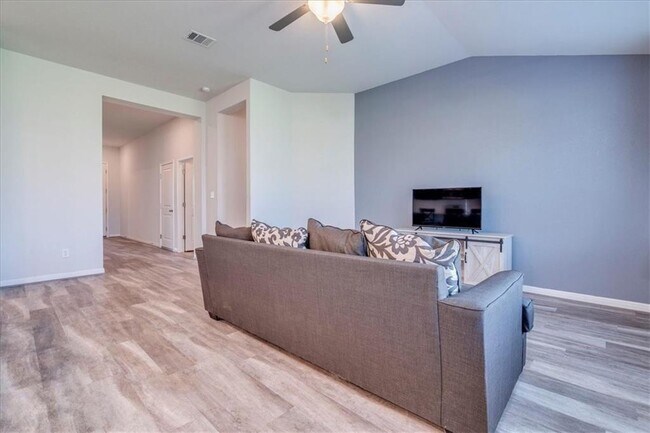 Building Photo - 117 Balsam St