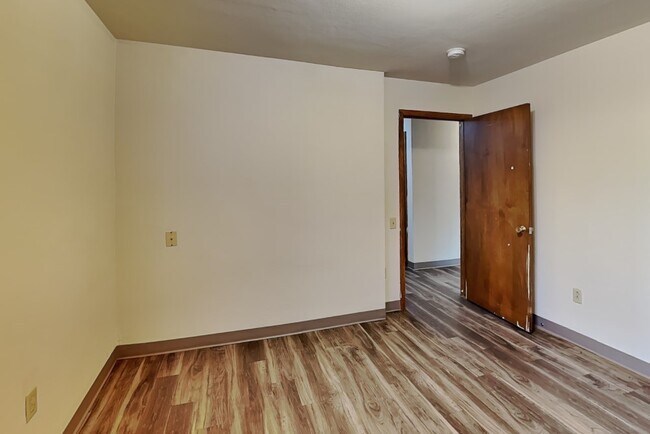 Building Photo - 116 Welch Ave