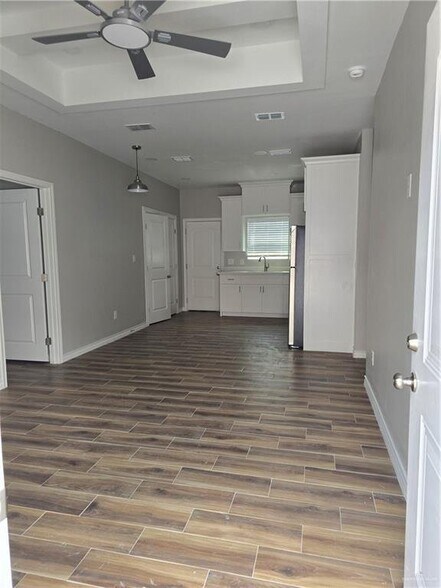 Building Photo - 2809 E Israel Ave