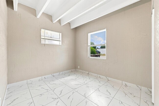 Building Photo - 812 19th St