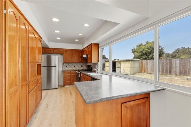 Building Photo - Four Bedroom in Oak Hill Oaks
