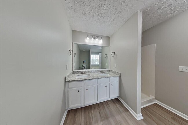 Building Photo - 5493 Riverchase Dr