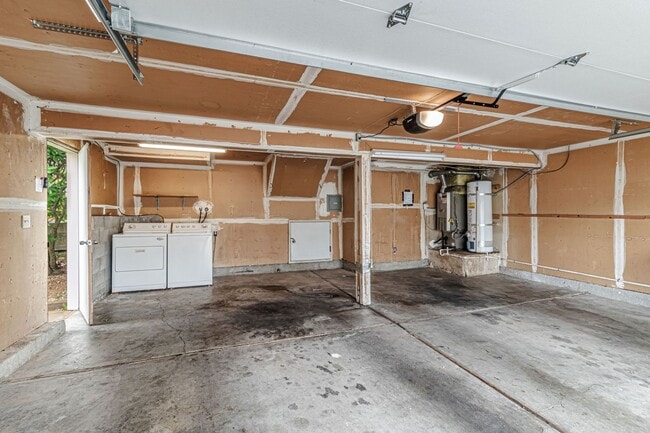 Building Photo - 2 bedroom, 2 bath townhome in the Northpoint HOA!