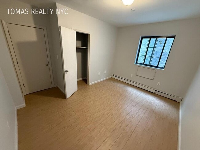 Building Photo - 727 E 181st St