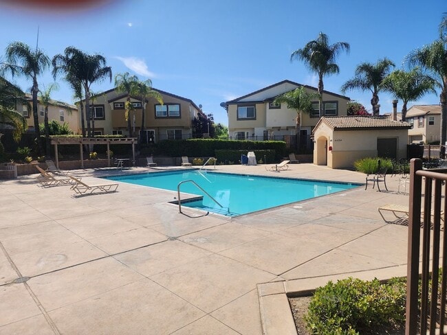 Building Photo - 2 Bedroom Townhome w/Attached 1 Car Garage...