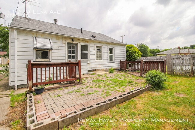 Building Photo - 11919 Lena Ave