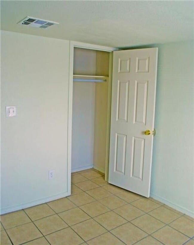 Building Photo - 205 N Little Flower Rd