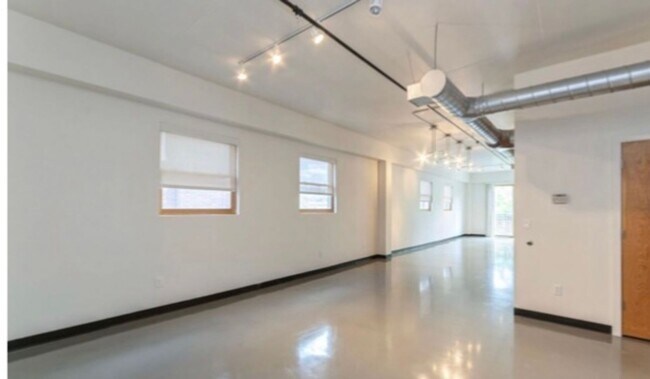 Building Photo - COMING SOON Beautiful 2BR , 2BA 2nd floor ...