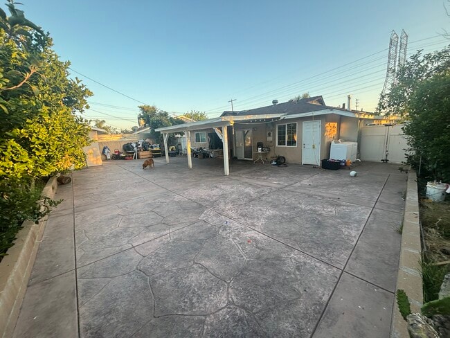 Building Photo - 9020 Roslyndale Ave
