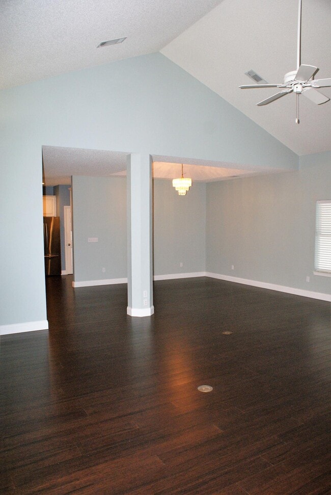 Building Photo - 2020 Plantation Oaks Dr