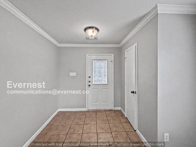 Building Photo - 3 Bed/2 Bath Home with Garage / Pet-Friendly / Available Now!