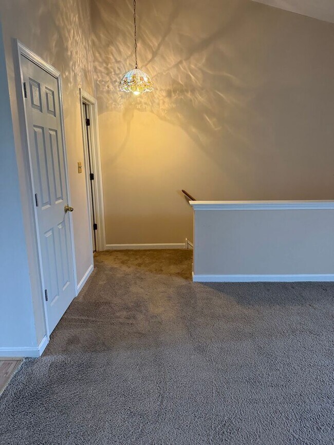 Building Photo - Great ‘Seven Oaks’ Condo