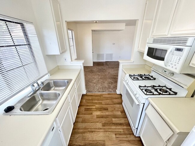 Building Photo - ADORABLE UPSTAIRS CONDO! 2 BEDROOM / 2 FUL...