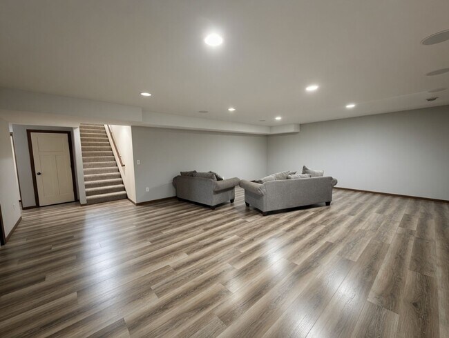 Building Photo - Awesome 4Bed 3Bath Home in Watertown!