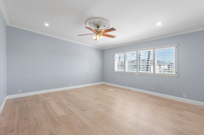 Building Photo - Remodeled Huntington Home!