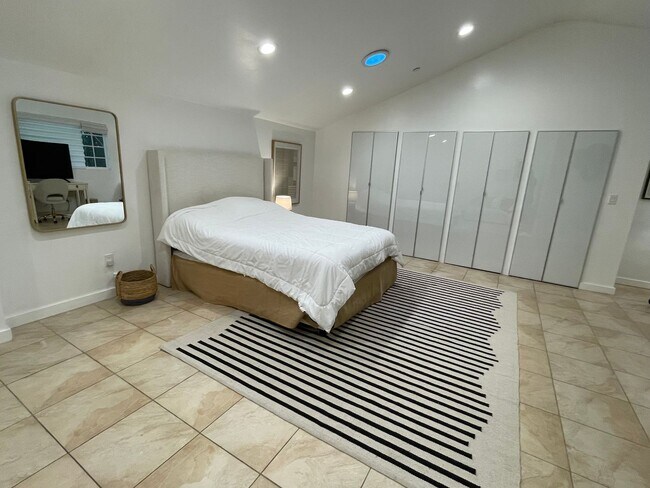 Building Photo - PRIVATE , FURNISHED Beverly Hills Studio Back House ! All utilities included