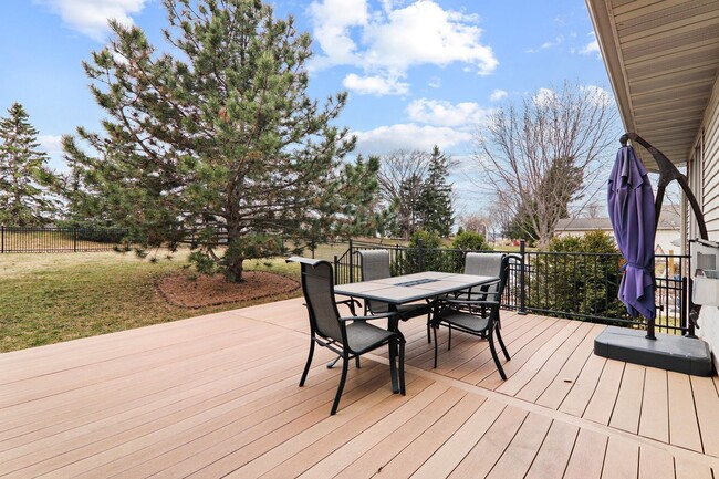 Building Photo - 9621 Shadow Wood Dr