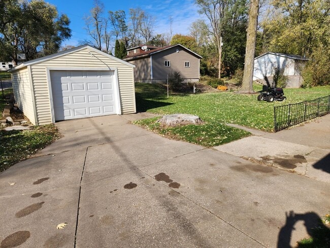 Building Photo - Remodeled 3-4 bedroom 2 bath house