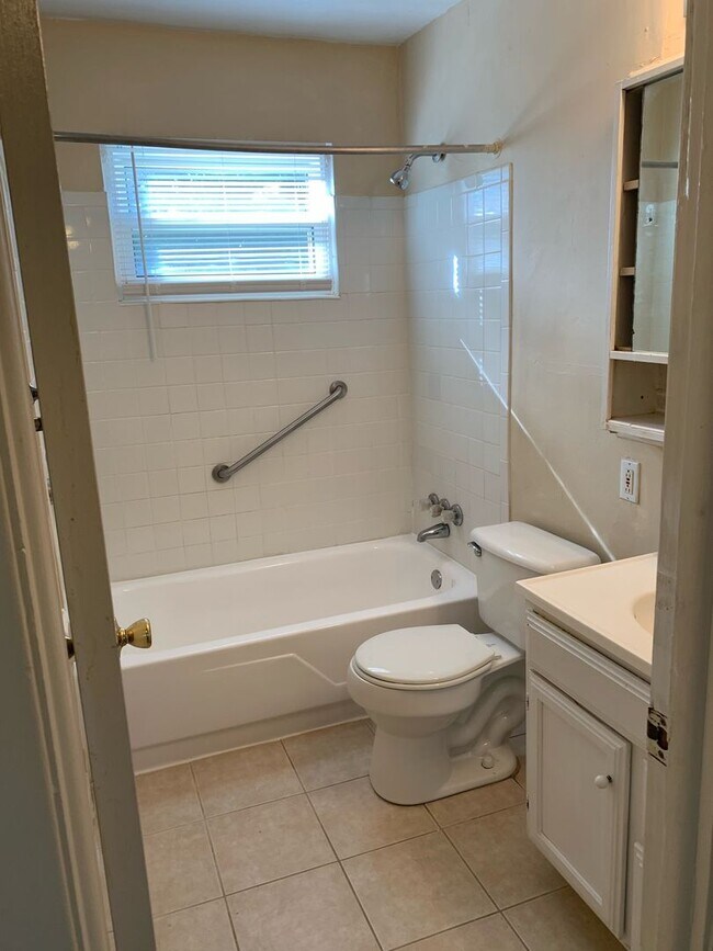 Building Photo - Absolutely Adorable two bedroom is move in ready!