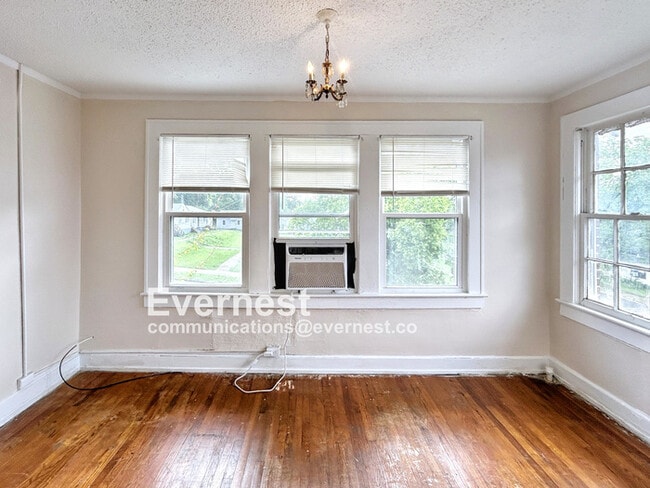 Building Photo - 904 3rd St W