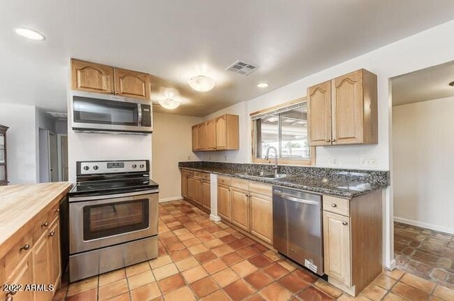 Building Photo - 137 E Fremont Dr