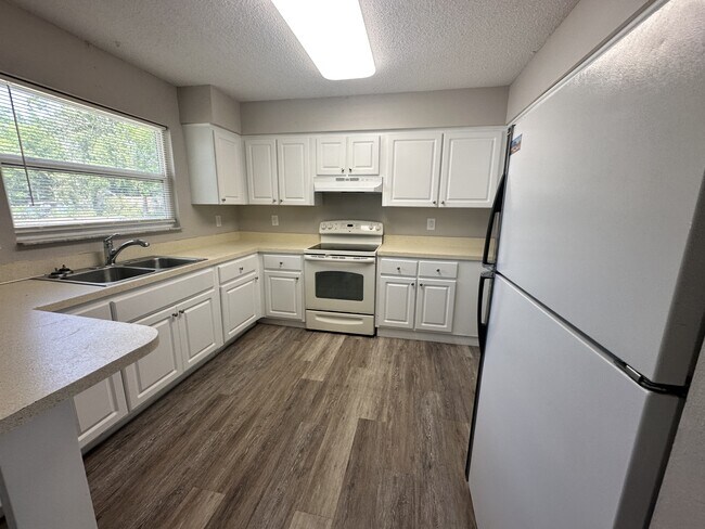 Building Photo - 469 Emerald Rd