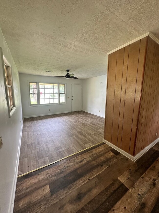 Building Photo - 3 Bed/1.5 Bath Brick Home- Under Renovations