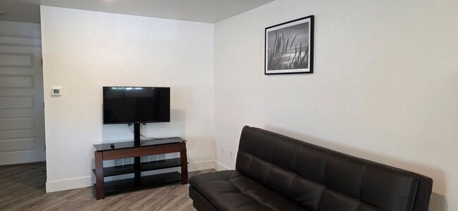 Building Photo - 2912 Cribbon Ave