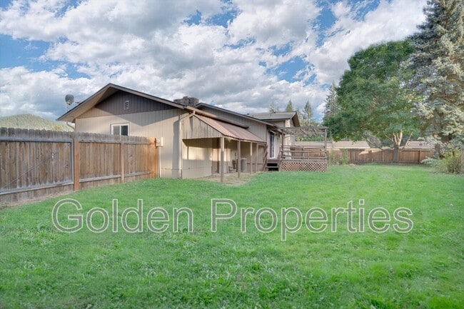 Building Photo - 3703 E Pine Hill Dr