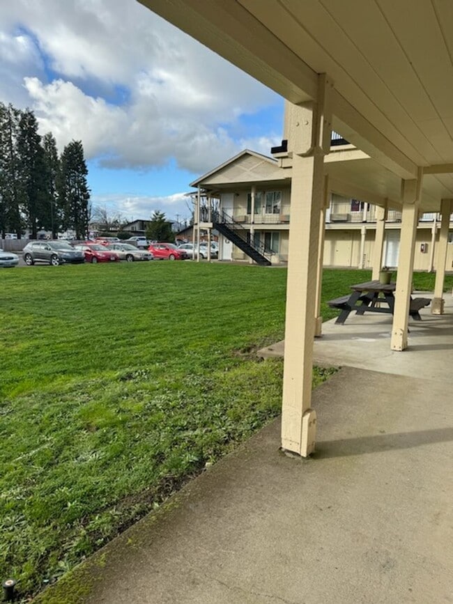 Building Photo - Renovated 2 bedroom Apartments available! ...