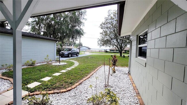 Building Photo - 1068 W Lakeshore Dr