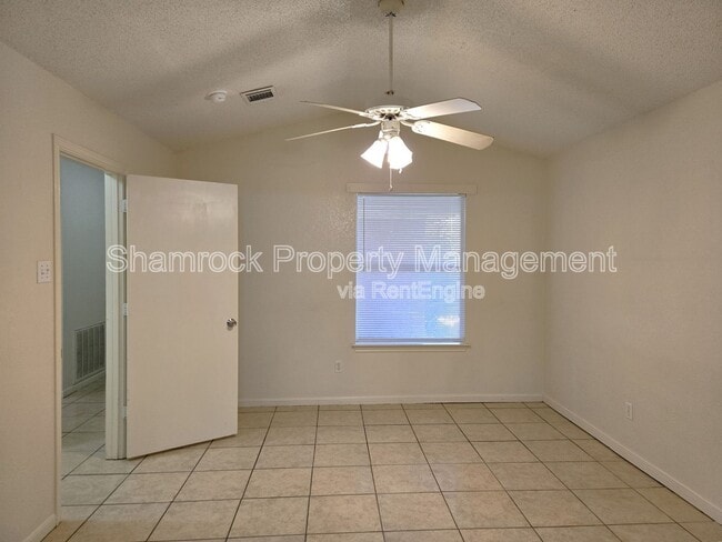 Building Photo - 712 Old Lorena Rd