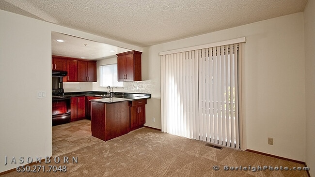 Building Photo - 129 E Court Ln