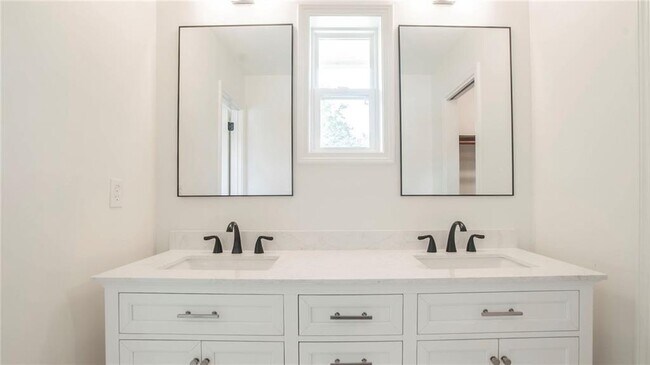 Building Photo - 3016 Donavan Way