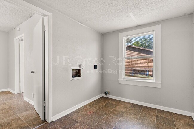 Building Photo - 807 W Sabine St