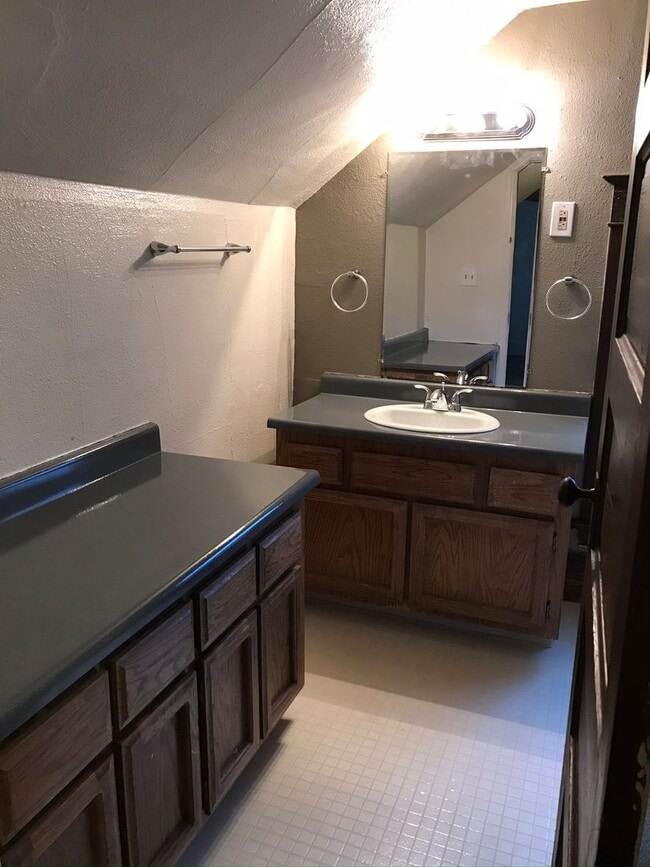 Building Photo - 4br/2ba House with fenced yard