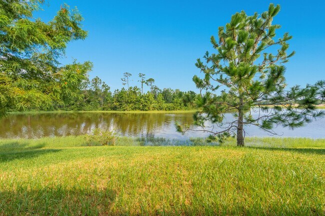 Building Photo - Spacious 4 Bedroom Home with Loft – Prime ...