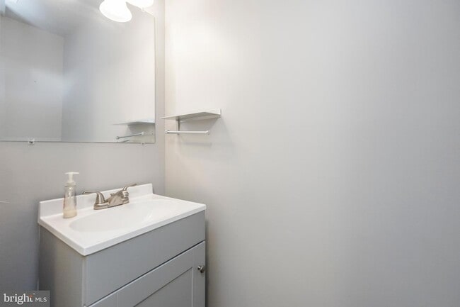 Building Photo - 4004 Meadow Trail Ln
