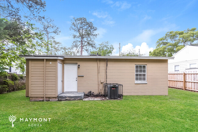 Building Photo - Cozy 2 Bedroom Home Near Downtown Jacksonv...