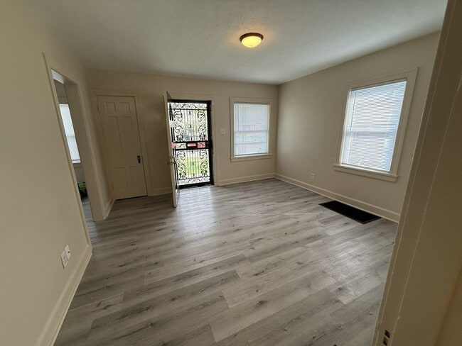 Building Photo - Beautiful 3 Bedroom 1 Bathroom Home