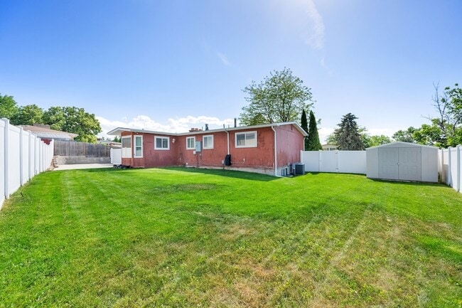 Building Photo - 9325 Quail Hollow Cir