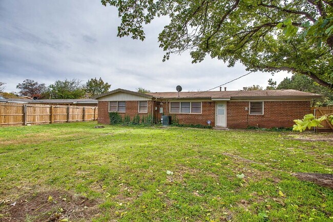 Building Photo - 3/2/2 in Established Neighborhood