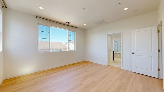 Building Photo - 1605 Rose Clover St