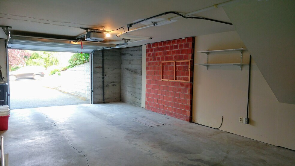 Building Photo - 242 Elm St
