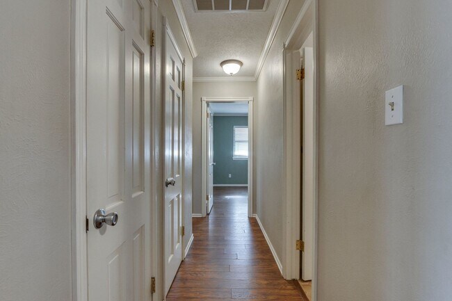 Building Photo - Three bed house in Coronado Heights