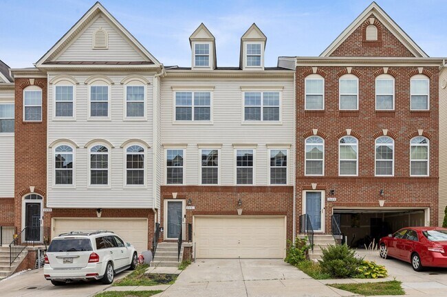 Primary Photo - Stunning luxury townhome in the Fieldstone...