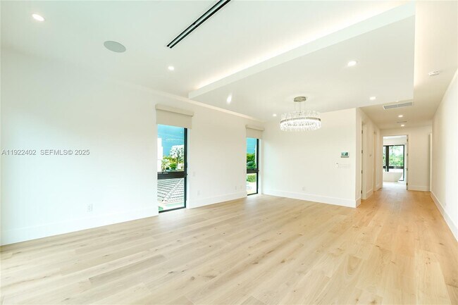 Building Photo - 333 NE Spanish Ct